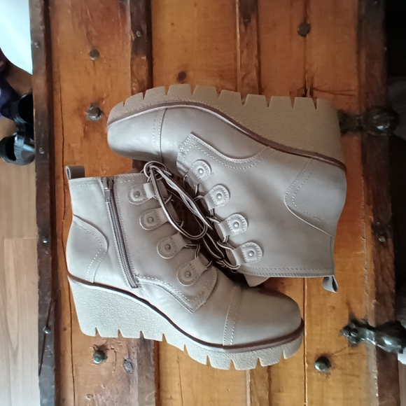 Mia Cailyn Lace Up Boots - Picture 4 of 8